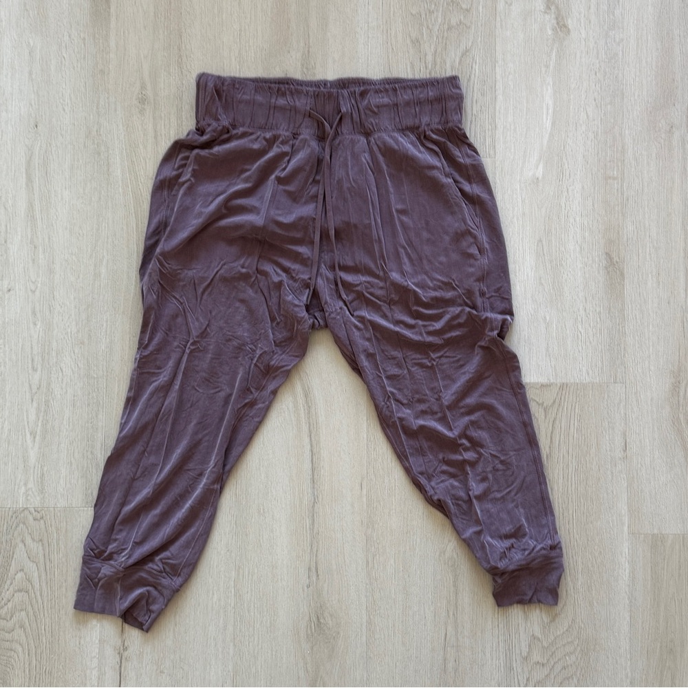 LULULEMON Silky Material 3/4 Dance Jogger - NWOT - Size 6 - Lilac